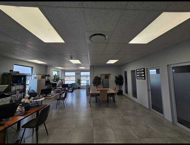 2,889M² WAREHOUSE TO LET IN COSMO BUSINESS PARK